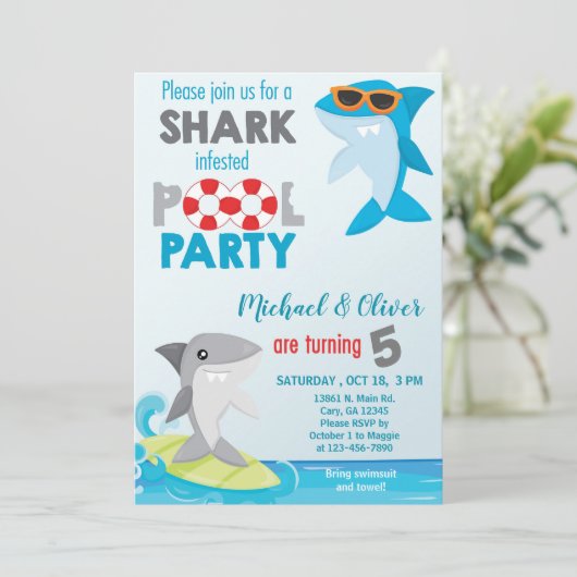 Haaien met tweelingjongens die een feestdag uitnod kaart (Staand voorkant)