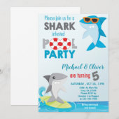 Haaien met tweelingjongens die een feestdag uitnod kaart (Voorkant / Achterkant)