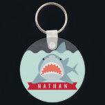 Haaien Navy Blue onder water Sleutelhanger<br><div class="desc">Deze schattige en eenvoudige gepersonaliseerde sleutelhanger/sleutelring is voorzien van een blauw marineklein met een open mondhaai onder het water en een haaienvinnen boven het water. Pas uw wensen aan. Je kunt meer overeenkomende producten vinden in mijn winkel.</div>