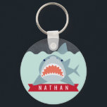 Haaien Navy Blue onder water Sleutelhanger<br><div class="desc">Deze schattige en eenvoudige gepersonaliseerde sleutelhanger/sleutelring is voorzien van een blauw marineklein met een open mondhaai onder het water en een haaienvinnen boven het water. Pas uw wensen aan. Je kunt meer overeenkomende producten vinden in mijn winkel.</div>