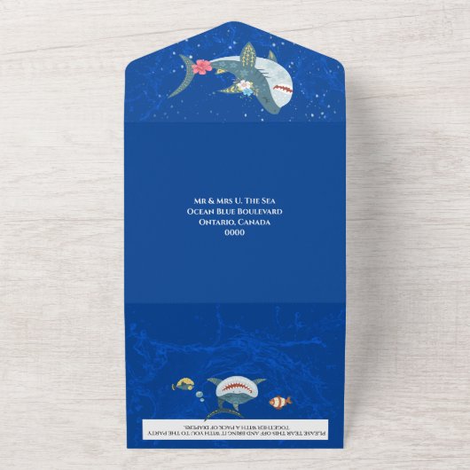 Haaien zwemmen oceaanblauw onder het zee feest all in one uitnodiging (Buitenkant)