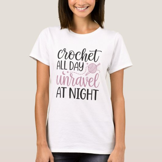 Haak de hele dag, ontrafel 's nachts t-shirt (Voorkant)