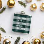 Haal hem | Funny Adult Kerstvakantie Heupfles<br><div class="desc">Als er op je kerstlijstje voor volwassenen drankjes staan,  pak dan onze grappige vakantiekolf op in festive hunter green strepen met de uitspraak "de boom is niet het enige dat dit jaar aangestoken wordt" in witte kartonnen letters.</div>