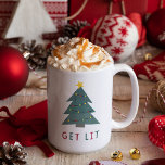 Haal hem | Vreemde kerst Tweekleurige Koffiemok<br><div class="desc">Is dat echt koffie in je mok? Ons grappige ontwerp van de kerstmok is voorzien van "aanstoken" in feestelijke rode en groene snijletters met een verlichte kerstboomillustratie voorzien van een ster.</div>