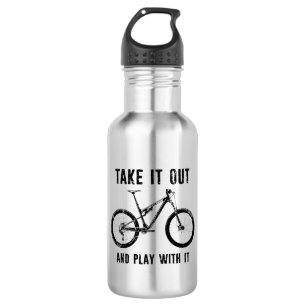 Haal het eruit en speel met de mountainbike waterfles