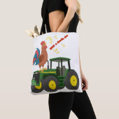 Haan kraaien op een groene en gele tractor tote bag (Dichtbij)