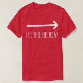Haar Birthday (Arrow Pointing) grappige Humor Sayi T-shirt (Design voorkant)