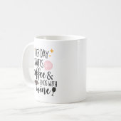 Haar dag begint met koffie en eindigt met wijn koffiemok (Voorkant links)