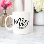 Haar eigen persoonlijke koffiemok<br><div class="desc">Geef haar haar eigen gepersonaliseerde mok met een grote whimsical-typografie "Mrs." en haar achternaam. Er is ook een passende mok voor de heer.</div>