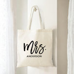 Haar eigen persoonlijke tote bag<br><div class="desc">Geef haar haar eigen gepersonaliseerde canvas tas met een grote griezelige typografie "Mrs." en haar achternaam. Er is ook een passend tas beschikbaar voor de heer. Dit zijn geweldige cadeautjes voor familieleden,  collega's,  leraren,  vrienden en nog veel meer.</div>