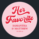 Haar favoriete roze en rode retro bruiloft ronde sticker<br><div class="desc">De perfecte aanvulling op uw huwelijksgunsten collectie. Deze unieke huwelijksgunsten zijn een leuke en goedkope manier om uw gasten te bedanken, ideaal voor een kitsch bruiloft, groovy bruiloft of funky bruiloft. Omarm een eclectische trouwstijl met een retro bruiloft thema of een retro Vegas bruiloft. Perfect voor een disco bruiloft met...</div>