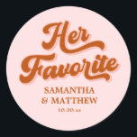Haar favoriete roze Retro 70s Groovy Disco bruilof Ronde Sticker<br><div class="desc">De perfecte aanvulling op uw huwelijksgunsten. Ideaal voor diegenen die op zoek zijn naar unieke huwelijksgunsten, zullen deze goedkope huwelijksgunsten gasten verrukken op uw 70s geïnspireerde bruiloft. Omarm het retro bruiloft thema met deze DIY bruiloft gunsten die retro bruiloft inspiratie tot leven brengen. Perfect voor een disco bruiloft, deze stickers...</div>