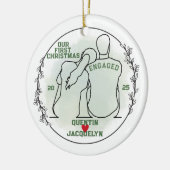 Haar hoofd op zijn schouder - Eerste kerst verloof Keramisch Ornament (Links)