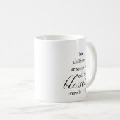 Haar kinderen komen op en noemen haar ontdaan koffiemok (Voorkant rechts)