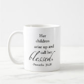 Haar kinderen komen op en noemen haar ontdaan koffiemok (Links)