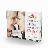 Haar kinderen komen voor en noemen haar BLESSED. Fotoblokken (Rechts)