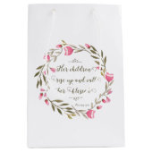 Haar kinderen staan op en noemen haar ontdaan medium cadeauzakje (Voorkant)