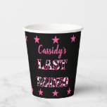 Haar laatste Rodeo Disco Cowgirl Bachelorette part Papieren Bekers<br><div class="desc">Met deze disco cowgirl,  de bachelorette party paper cups,  kun je bruiden vieren. Zij kenmerkt het leuke bericht "LAATSTE RODEO"in zwarte en witte koe gepatterde brieven met de naam van de bruid hierboven in het roze manuscript dat met roze steraccenten tegen een zwarte achtergrond letters wordt geschreven.</div>