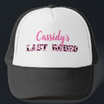 Haar laatste Rodeo Disco Cowgirl Bachelorette part Trucker Pet<br><div class="desc">De bruidjes vieren om met deze disco cowgirl te zijn,  de gepersonaliseerde petten van de bachelorette partij. Zij kenmerken de leukste slogan "LAATSTE RODEO" in zwarte en witte koeienhuid patterned letters met de naam van de bruid hierboven in roze scriptletters.</div>