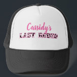 Haar laatste Rodeo Disco Cowgirl Bachelorette part Trucker Pet<br><div class="desc">De bruidjes vieren om met deze disco cowgirl te zijn,  de gepersonaliseerde petten van de bachelorette partij. Zij kenmerken de leukste slogan "LAATSTE RODEO" in zwarte en witte koeienhuid patterned letters met de naam van de bruid hierboven in roze scriptletters.</div>