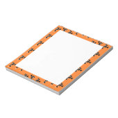 Haar met bezemsteel op sinaasappel notitieblok (Linkerzijde)