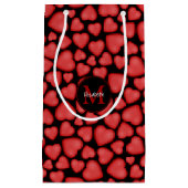 Haar naam en monogram op rode harten klein cadeauzakje (Voorkant)