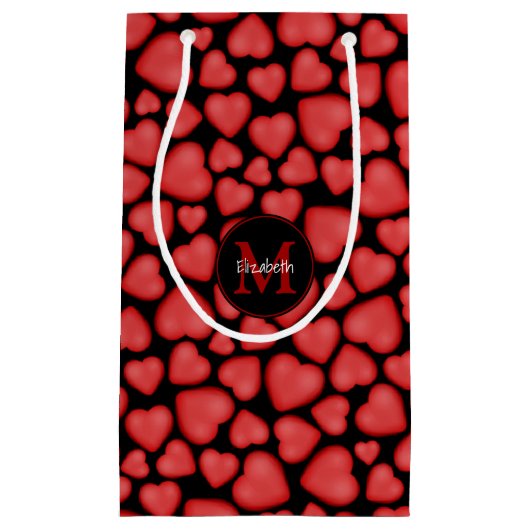 Haar naam en monogram op rode harten klein cadeauzakje (Voorkant)