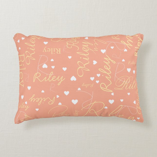 Haar naam met Initiaal & Hearts Peach Accent Kussen (Voorkant)