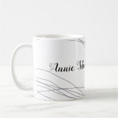 haar naam wordt met de hand geschreven met dunne k koffiemok (Links)