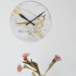 Haar Stylist Gold Marble Scissors - Speciaal geper Ronde Klok<br><div class="desc">Dit ontwerp werd gecreeerd door digitale kunst. Het kan op het gebied worden gepersonaliseerd dat door de foto en/of de tekst te veranderen wordt verstrekt. Of het kan worden aangepast door de klik te kiezen om de andere optie aan te passen en de kleur op de achtergrond te verwijderen of...</div>