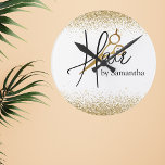 Haar Stylist Gold persoonlijke schaar Ronde Klok<br><div class="desc">Dit ontwerp is gemaakt door middel van digitale kunst. Het kan worden gepersonaliseerd op het gebied dat wordt aangeboden. Neem contact met mij op colorflowcreations@gmail.com als u wilt dat dit ontwerp op een ander product wordt toegepast, hulp nodig hebt bij het ontwerp of een speciale aanvraag hebt. Koop mijn oorspronkelijke...</div>