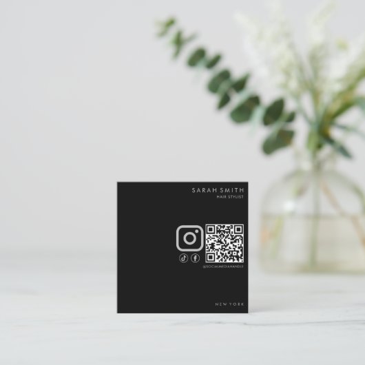 Haar Stylist Minimalist Zwart Grijs QR Code Vierkante Visitekaartje (Staand voorkant)