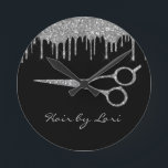 Haar Stylist Roos Gold Drives Glitter Scissors Rou Ronde Klok<br><div class="desc">Dit ontwerp werd gecreeerd door digitale kunst. Het kan op het gebied worden gepersonaliseerd dat door de foto en/of de tekst wordt verstrekt te veranderen. Of het kan worden aangepast door de klik te kiezen om verdere optie aan te passen en de kleur de achtergrond te schrappen of te veranderen,...</div>