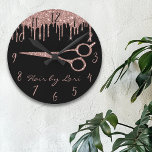 Haar Stylist Roos Gold Drives Glitter Scissors Rou Ronde Klok<br><div class="desc">Dit ontwerp kan op het gebied worden gepersonaliseerd dat door de foto en/of tekst te veranderen wordt verstrekt. Of het kan worden aangepast door te klikken deze Sjabloon personaliseert en dan de klik te kiezen om verdere optie aan te passen en de kleur van de achtergrond te schrappen of te...</div>