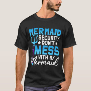 Haar vader zeemeermin beveiliging knoeit niet met t-shirt