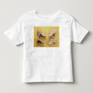 haar van geborduurde schoenen, c.1714 kinder shirts