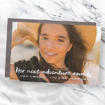 Haar volgende avontuur wacht op het moderne Foto A Automagneet<br><div class="desc">Het ontwerp is samengesteld uit plezier en speelse typografie met sans serif en playful krullend manuscriptdoopvont. Voeg een douanefoto en een naam toe.</div>