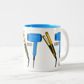 Haardroger en haarrechtse illustratie tweekleurige koffiemok (Voorkant rechts)