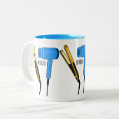 Haardroger en haarrechtse illustratie tweekleurige koffiemok (Voorkant links)