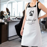 Haarsalon logo elegante witte en zwarte medewerker schort<br><div class="desc">Eenvoudige stijlvolle professionele schorten sjabloon voor een kapper,  schoonheidssalon,  kapsalon,  schoonheidsstudio,  make-upkunstenaar,  schoonheidsspecialiste,  cosmetoloog met een zwart silhouet (je kunt het vervangen door je logo!),  je salon en werknemersnaam en titel op een stevige witte achtergrond.</div>