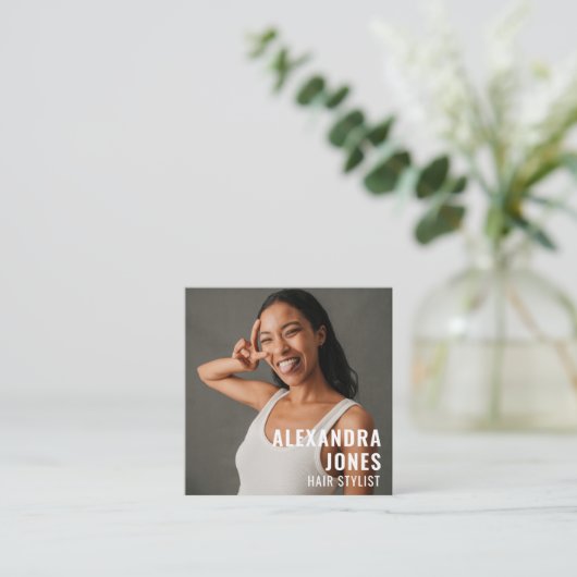 Haarstyist Zwart Wit QR Code Socials Sjabloon Vierkante Visitekaartje (Staand voorkant)