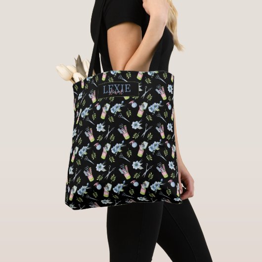 Haarstylist, Kapper Schoonheidssalon Aangepast Tote Bag (Dichtbij)