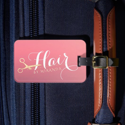 Haarstylist Makeup Salon Modern Pink Gold Scissors Bagagelabel (Voorkant Insitu 4)