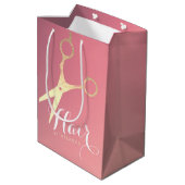Haarstylist Makeup Salon Modern Pink Gold Scissors Medium Cadeauzakje (Achterkant Gekanteld)