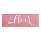 Haarstylist Makeup Salon Modern Pink Gold Scissors Naambadge (Voorkant)