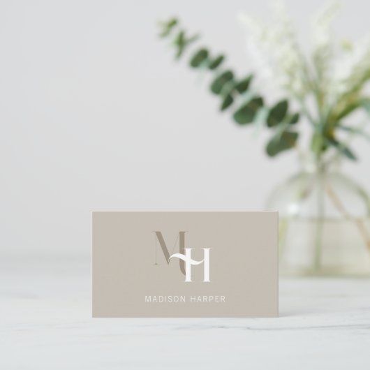 Haarstylist modern monogram initialen taupe visitekaartje (Staand voorkant)