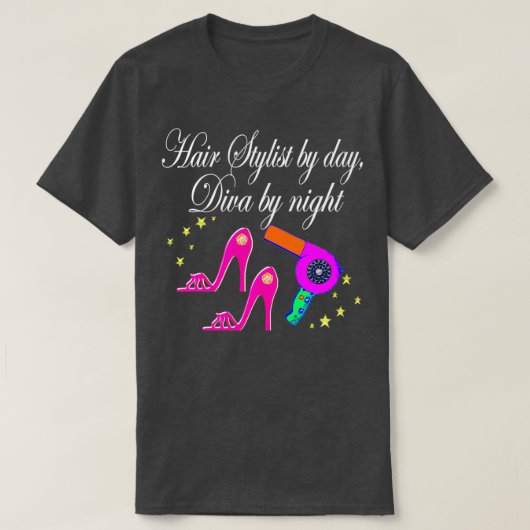 HAARSTYLIST PER DAG DIVA PER NACHT T-SHIRT (Design voorkant)