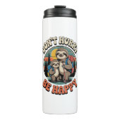 Haast je niet, wees een gelukkig sloth-wandelteam thermosbeker (Voorkant)