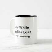 Haast je terwijl de laatste voorraad energie tweekleurige koffiemok (Voorkant links)