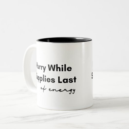 Haast je terwijl de laatste voorraad energie tweekleurige koffiemok (Voorkant links)